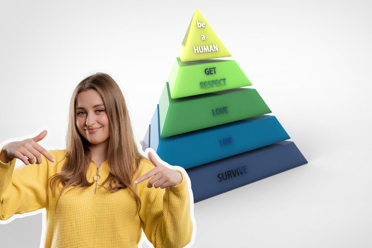 Jeune femme pointant du doigt vers une représentation 3D de la pyramide des besoins de Maslow.