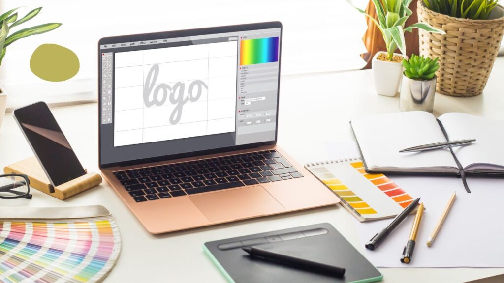 Bureau de designer avec un ordinateur affichant un projet de logo